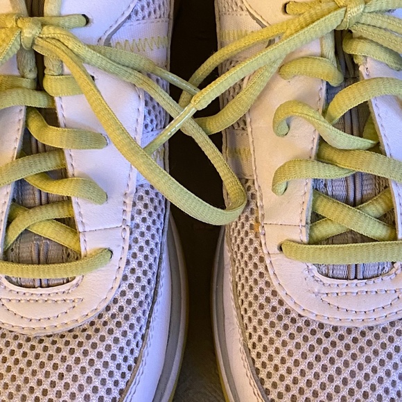 Athletic shoes - Picture 3 of 3